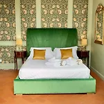 Luxury With Large Terrace And Jacuzzi Next To Famous Historic Walls Of Lucca