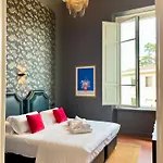 Luxury With Large Terrace And Jacuzzi Next To Famous Historic Walls Of Lucca
