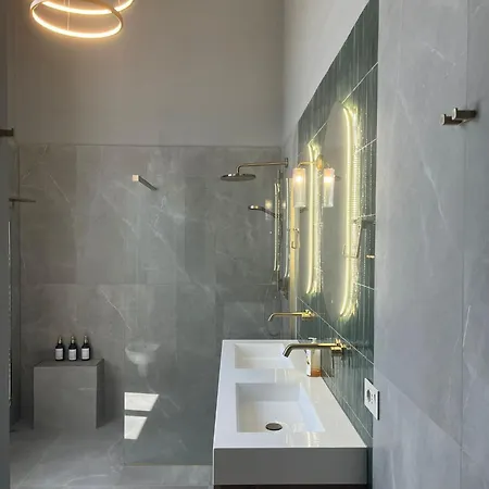 Luxury With Large Terrace And Jacuzzi Next To Famous Historic Walls Of