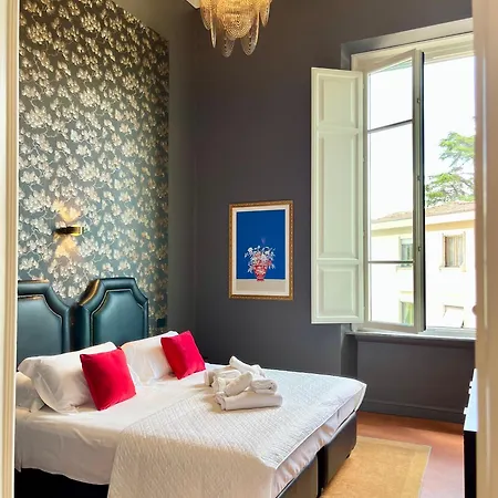 Luxury With Large Terrace And Jacuzzi Next To Famous Historic Walls Of Lucca