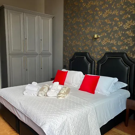 Luxury With Large Terrace And Jacuzzi Next To Famous Historic Walls Of Lucca