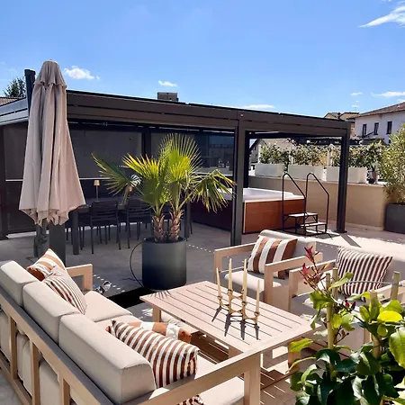 Luxury With Large Terrace And Jacuzzi Next To Famous Historic Walls Of